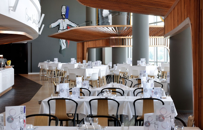 La Brasserie des Lumières, du groupe Bocuse, se situe à 30 mètres au-dessus de la pelouse du stade.