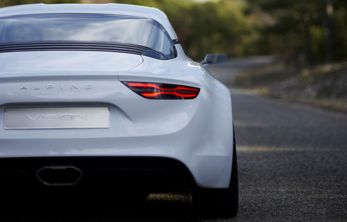 Les lignes sinueuses de l’Alpine A110 sont un hommage à celles de son ancêtre.