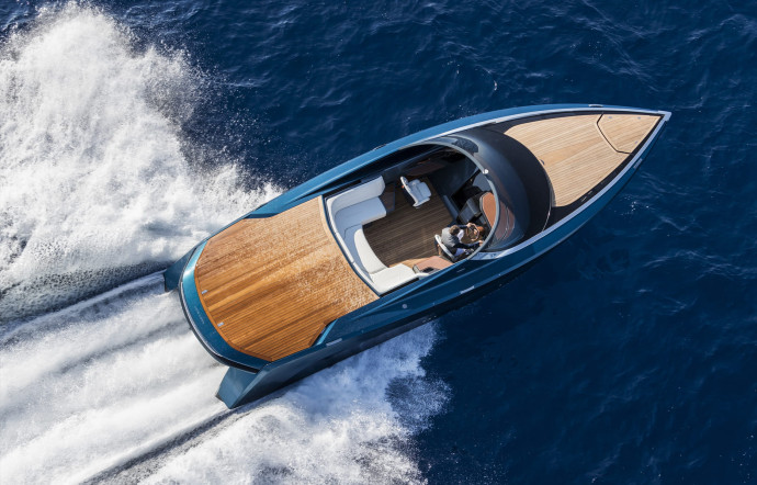 L’AM37 par Aston Martin et Quintessence Yachts, source d’inspiration principale de la collaboration avec Hackett.