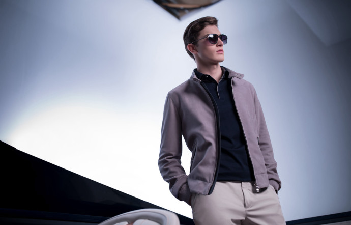 La veste en daim reprend la couleur gris souris de la mythique DB11.
