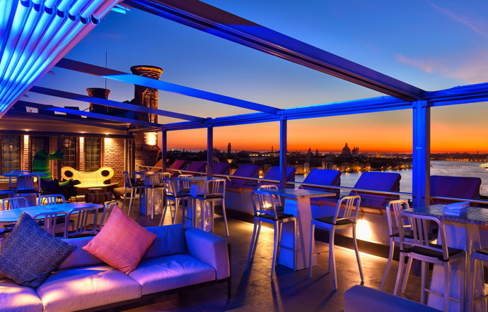 Skyline Rooftop Bar Venice, the place to be à la Giudecca pour un coucher de soleil inoubliable.