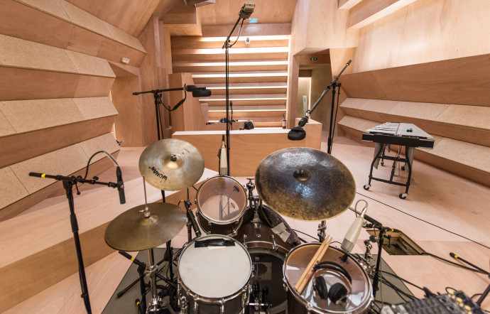 Studio Venezia. Ici, les musiciens ont à disposition beaucoup d’instruments et sont invités à enregistrer des visiteurs soient présents au moment de la création.