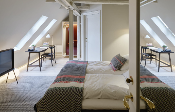 L’une des chambres cosy de la Villa Terminus, avec, notamment, une télévision signée Bouroullec.