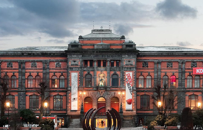Le bâtiment principal et monumental du musée Kode.
