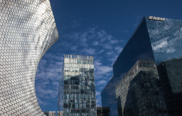 A gauche, la façade du musée Soumaya à Polanco.
