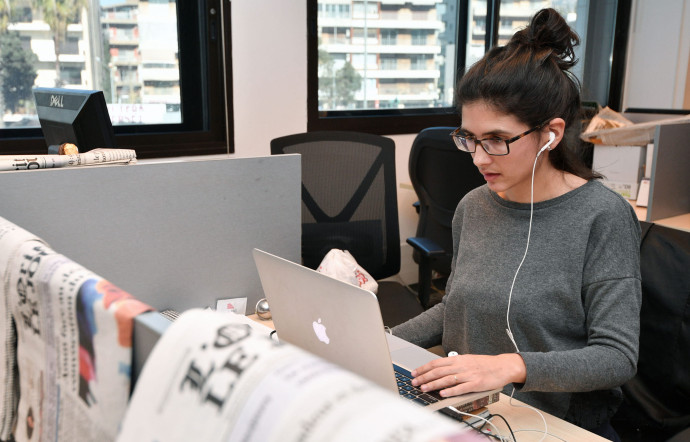 Le journal emploie 100 personnes, dont 50 journalistes.