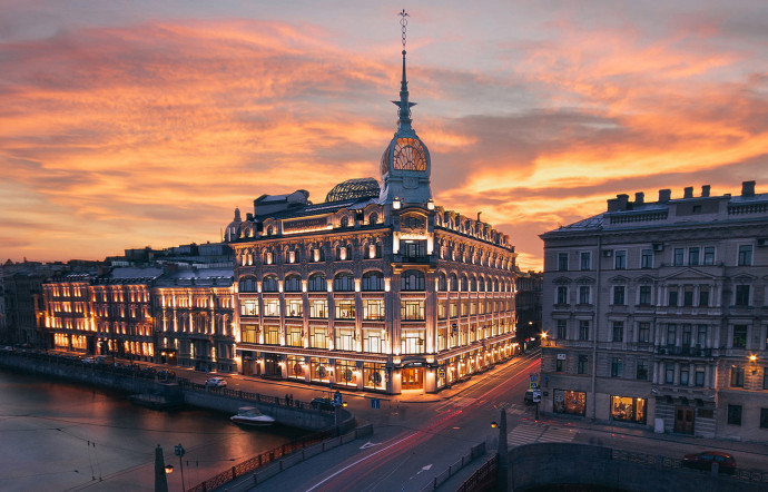 Au Pont Rouge, Saint Pétersbourg