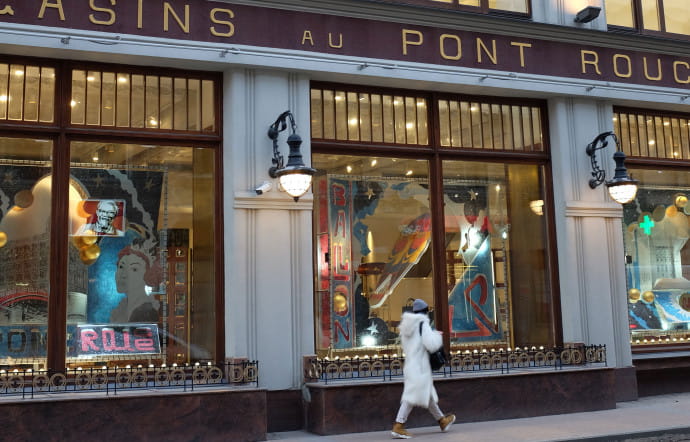 Au Pont rouge, Saint-Pétersbourg