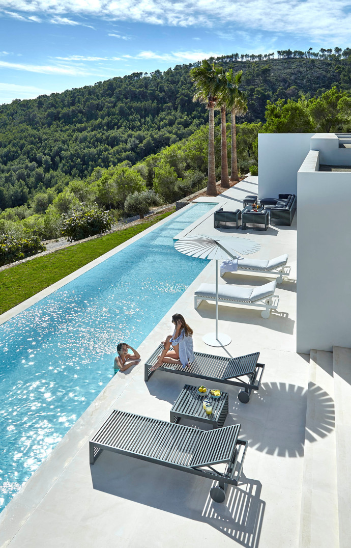 Le design outdoor se fait une place au soleil. Ici, le mobilier de la très belle marque espagnole Gandia Blasco.