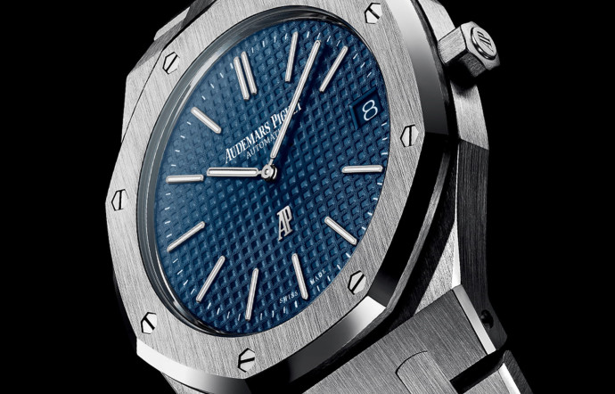 Lancée en 1972, la Royal Oak bouleverse les codes avec son boîtier en acier, sa fameuse lunette octogonale, son cadran « tapisserie » et son bracelet intégré.