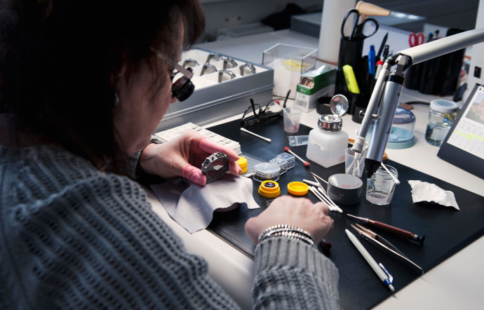 Dans l’atelier contrôle qualité, la plus haute précision est exigée.