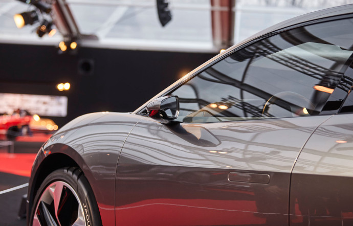 Le profile sportif de ce SUV reprend l’adn félin de la marque, et se doit d’être reconnu en un clin d’oeil.