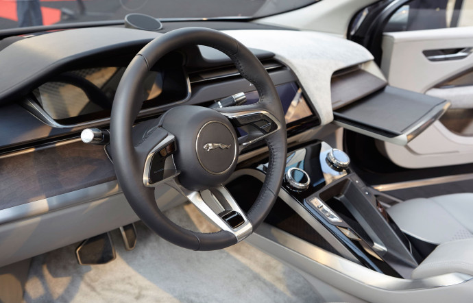 Son format compact de 4,6 m n’est pas synonyme d’un habitacle réduit, au contraire. Sans gros bloc moteur, et avec un plancher parfaitement plat, il séduit par son confort.