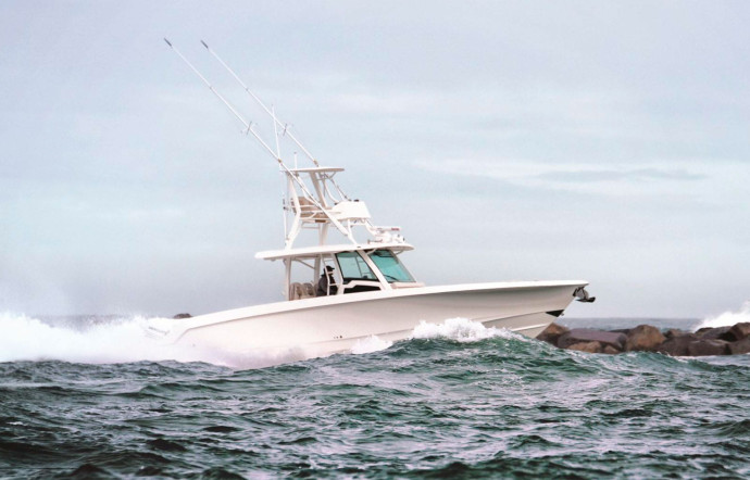 Boston Whaler 380 Outrage.