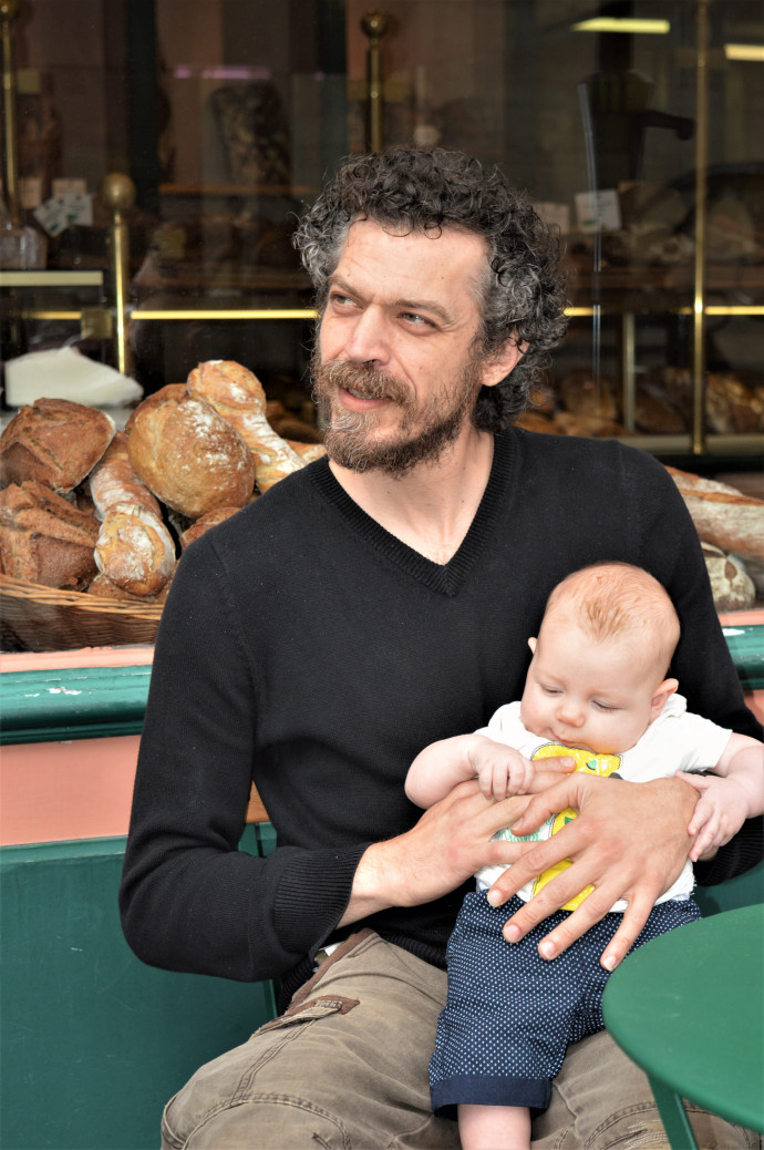 Une petite pause devant la boulangerie
