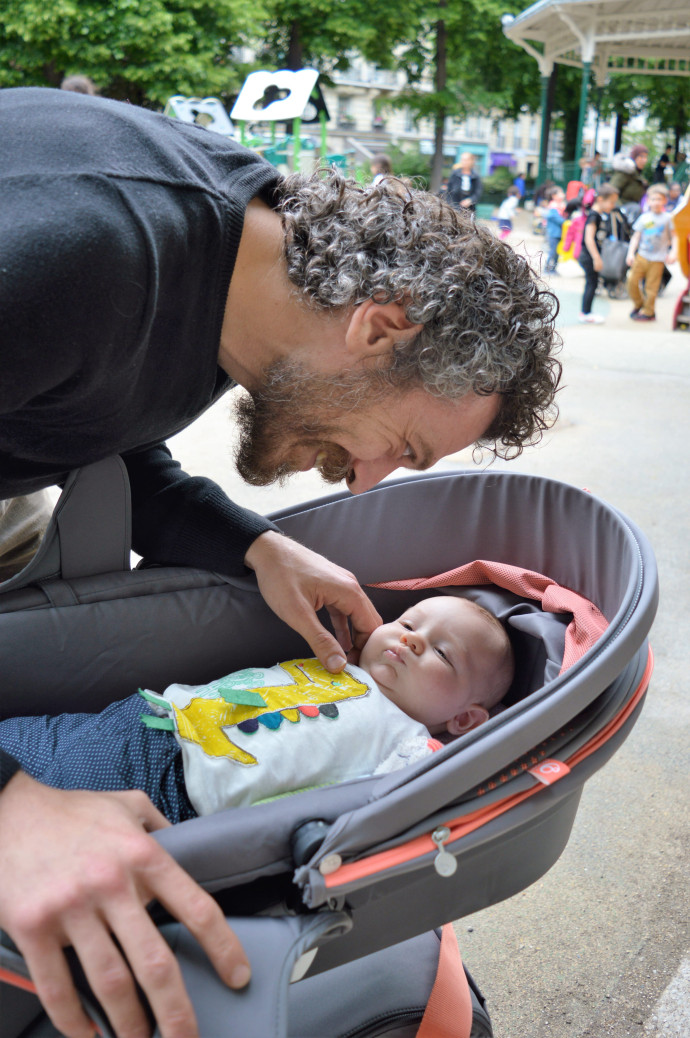 Instant complice entre Fanis et son fils