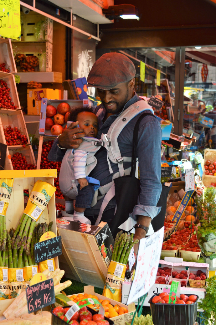 Choisir ses fruits et légumes, c’est plus simple avec un porte-bébé !