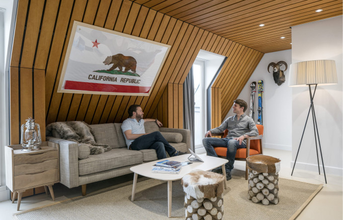 Une salle de réunion inspirée d’un logement situé sur le lac Tahoe, à cheval entre la Californie et le Nevada, et disponible via Airbnb.
