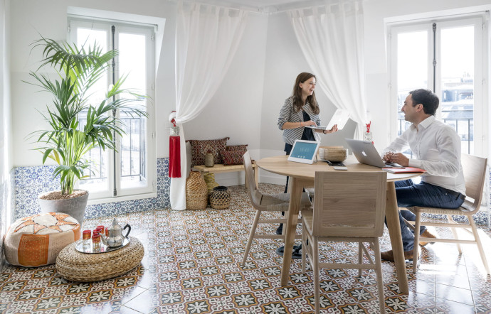 Une meeting room aux détails déco puisés dans un logement de Marrakech.