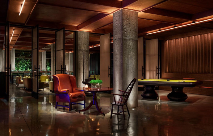 Lobby chaleureux, billard et fauteuils rondelets, la recette fonctionne.