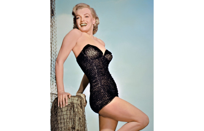 Marilyn Monroe et la pièce phare de l’exposition, le maillot velours et dentelle de Catalina.