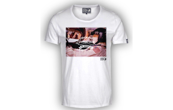 Hero Seven a lancé une série exclusive de tee-shirts, sur lesquels on retrouve des photos de Steve McQueen, notamment en combinaison de pilote automobile.