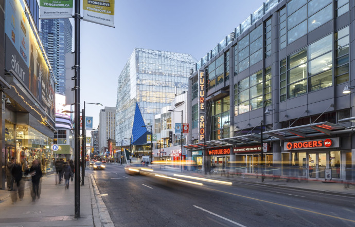 Un glaçon posé en pleine rue à Toronto ! Ryerson University Student Learning Center, complété en 2015, Canada.