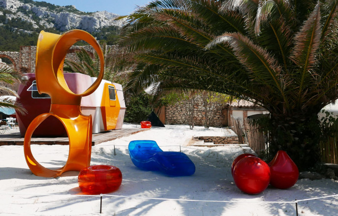 Du mobilier gonflable de Quasar Khanh, le même qui était maltraité par Eli Wallach dans « Le Cerveau » de David Niven. A gauche, une rare sculpture de Werner Zemp, Playground, et à droite un fauteuil Tomato d’Eero Aarnio.