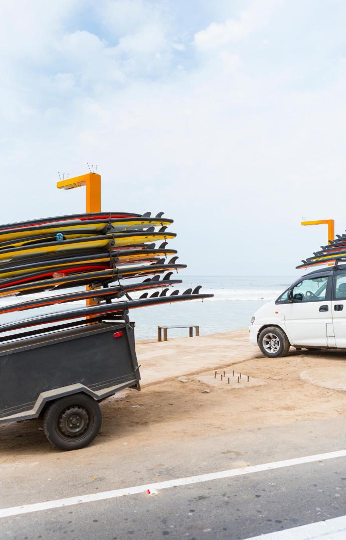 A Lima, le surf citadin connaît un bel essor. Pratiqué au petit matin par les cols blancs, il tend aujourd’hui à se démocratiser et attire de plus en plus de jeunes issus des bidonvilles.