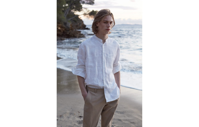 La collection printemps-été fait la part belle aux chemises ou aux sweaters en coton qui ont fait le succès de la marque. Intemporels et confortables, ils forment les must-have de tout vestiaire masculin, un segment sur lequel la marque a d’ailleurs décidé d’investir.