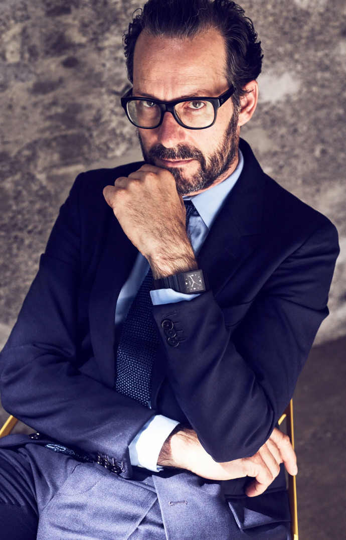 Le designer allemand Konstantin Grcic porte à son poignet une nouvelle « Ceramica », aux index blancs, éditée à 701 exemplaires.