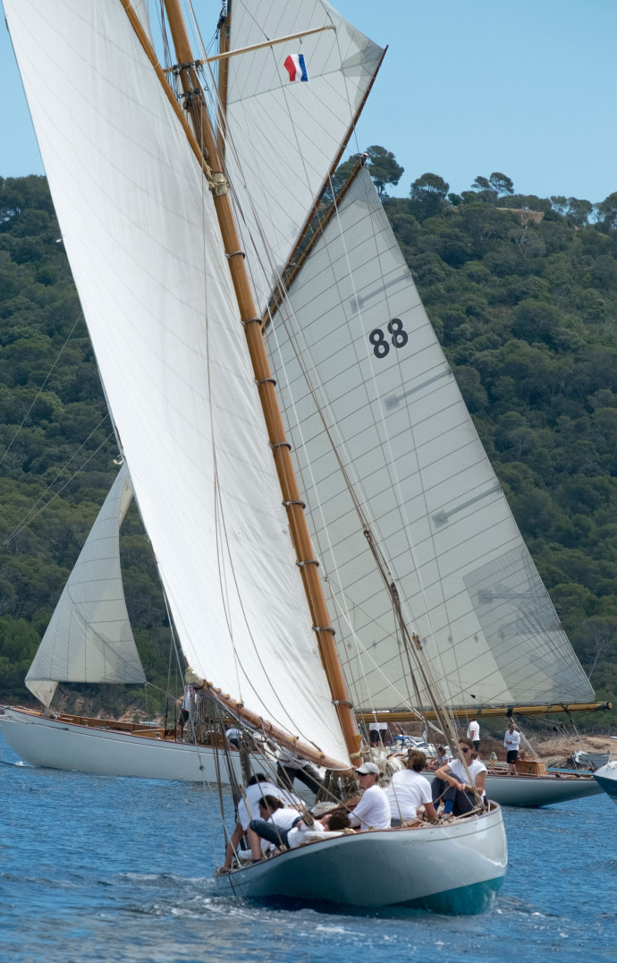 Depuis 2015, Michel Herbelin participe à la régate Porquerolles Classique en sponsorisant un vieux voilier à ses couleurs.