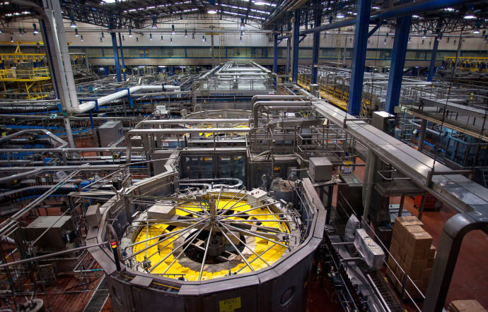 La bière est mise en bouteilles sur 14 lignes automatisées de production.