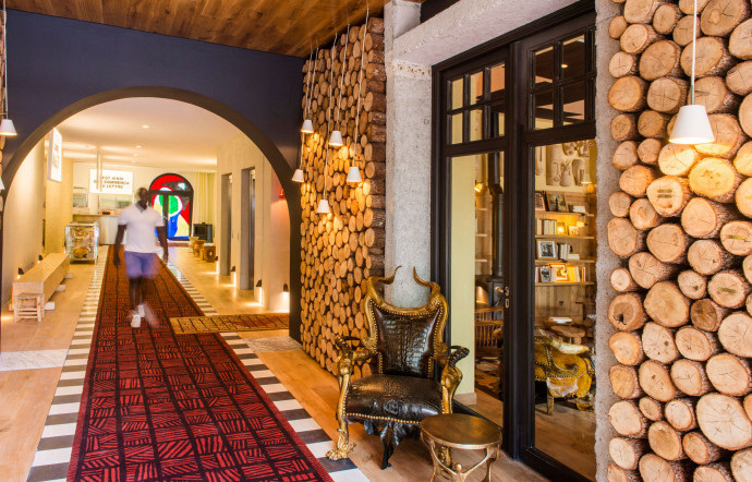 Le couloir d’entrée, un sas entre l’extérieur et les mondes intérieurs de cet hôtel sublimé par Starck.