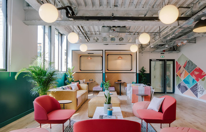Le style Art Déco de l’immeuble, transposé à l’intérieur par les équipes de designers de WeWork, la plateforme communautaire pour entrepreneurs qui cartonne.