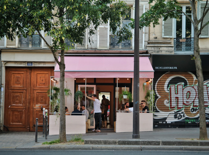 Terrasse du Bisou bar, rue du Temple.