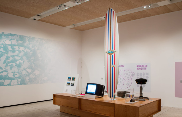 Un surf « Hobie », des années 60, aperçu dans le documentaire culte Endless Summer, 1966.