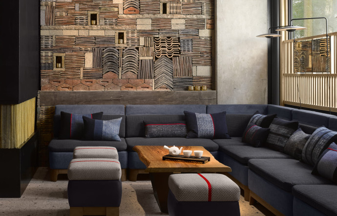 Le mur de tuiles anciennes fascine tout visiteur. Mixé avec des fournitures chic et confortables, la recette du lobby est réussie.