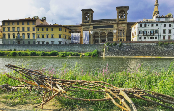 « Creature dal fiume » (créatures du fleuve), installation de Il Sedicente Moradi sur les rives de l’Arno.