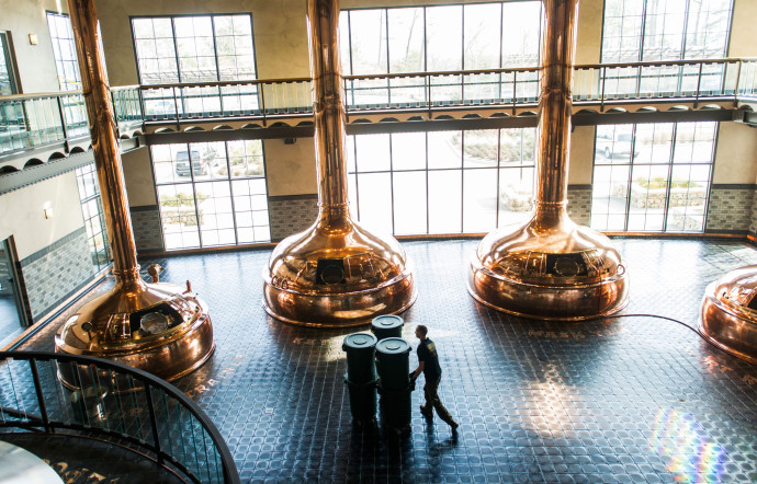 Dans la brasserie flambant neuve de Sierra Nevada, à 20 min au sud-ouest d’Asheville. L’investissement pour ce complexe tout en un (brasserie, restaurant, bar…) est estimé à 100 m $.