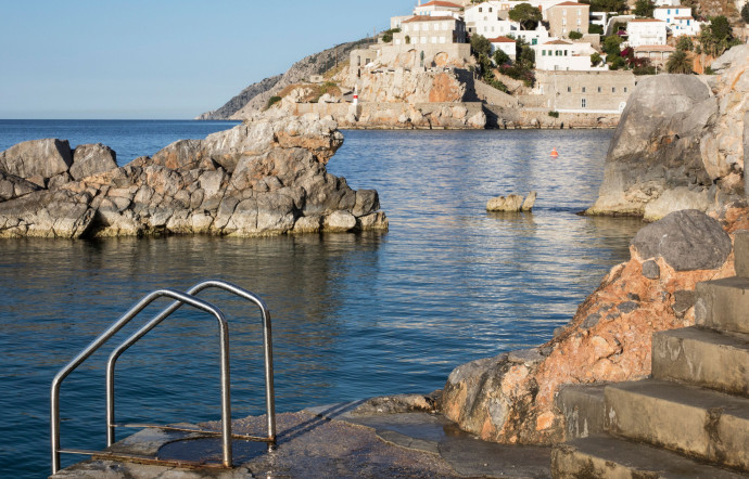 De la zone de baignade, où viennent les gamins du village, on peut apercevoir l’entrée du port d’Hydra, en arrière-plan.