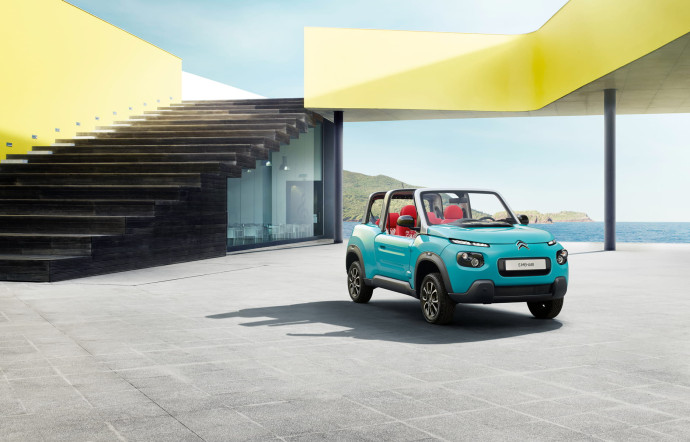 Elle est établie sur la base d’une Bolloré Bluesummer, l’équivalent estival de la l’Autolib’ parisienne. Ce sympathique véhicule rend hommage à la glorieuse Méhari en version tout électrique.