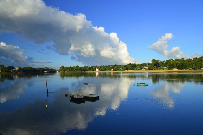 Sur le lac d’Hossegor, face au Mango Tree, on croise pêle-mêle amateurs de stand-up paddle, nageurs aguerris ou marins d’eau douce.