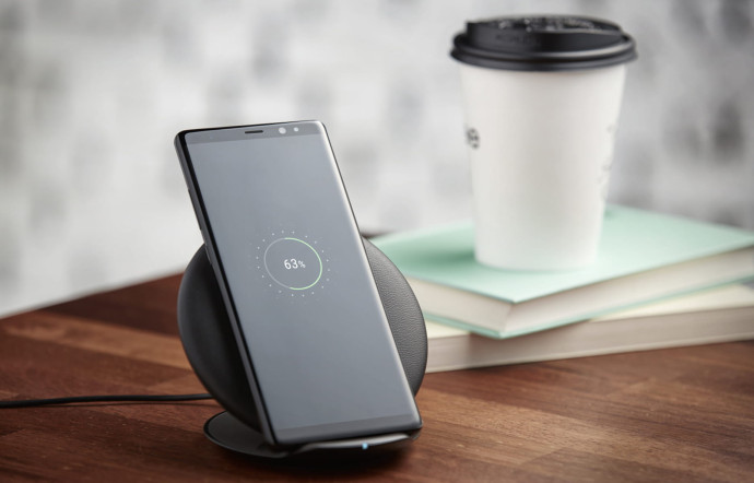 Le Note 8 et son chargeur sans fil.