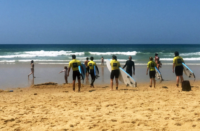 On ne naît pas surfeur, on le devient. Ici, les élèves de l’une des nombreuses écoles de surf de la côte.