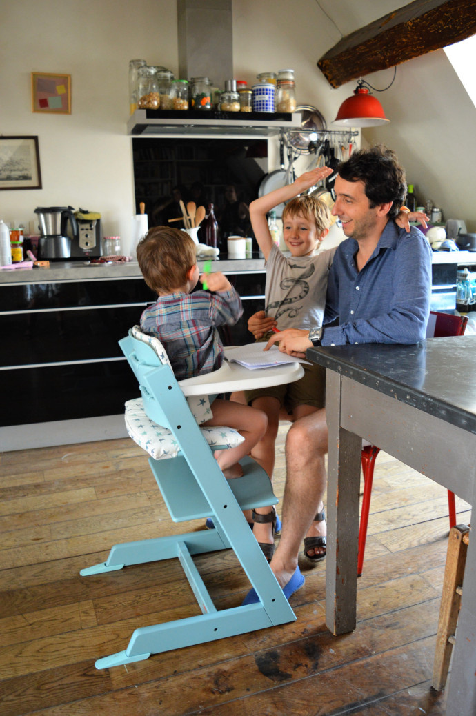 Séance coloriage en famille, gare aux tâches !