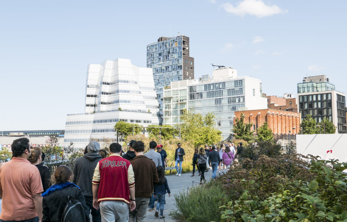 Plus de 5 000 000 de visiteurs empruntent la High-Line chaque année, dans un quartier qui n’était pas parmi les plus touristiques. Autour fleurissent des dizaines de projets immobiliers.