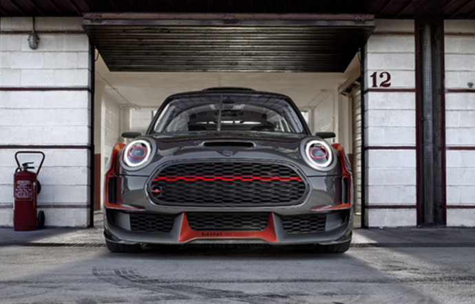 La Mini historique a remporté trois Rallyes de Monte-Carlo (1964, 65 et 67). La Mini JCW GP que voici, rend hommage à ce glorieux passé.