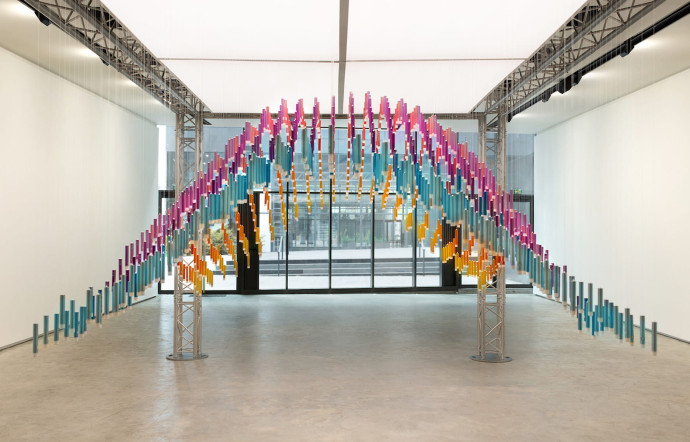 L’installation des 64 parfums répartis dans 752 tubes en suspension.