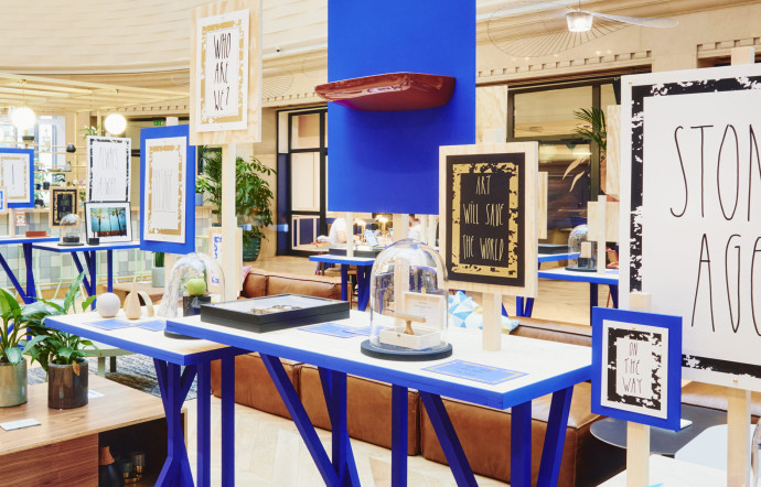 Les objets dénichés par Sam Baron sont exposés sous la verrière de l’espace WeWork La Fayette.